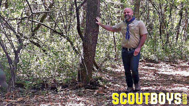 волосатые медведи жарко трахаются на свежем воздухе