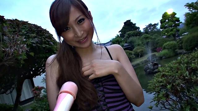Рейра Айсаки развлекается с вибратором на свежем воздухе - азиатская киска в деле, а парень не торопится помогать, смотри сам, кто кого доведёт до оргазма.