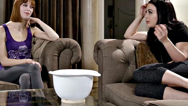 Petite darlings fingerfuck before scissoring