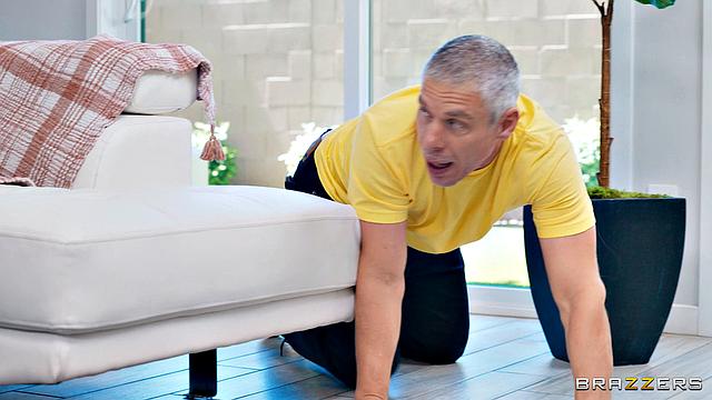 геймерша даёт полизать грудь и ноги, потом трахается на диване