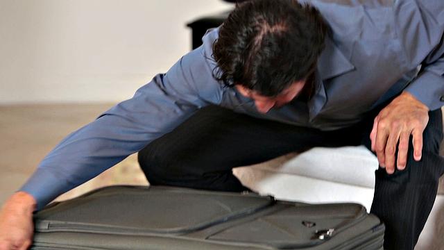 Хрупкая татуированная брюнетка получает жёстко в гладкую киску и кайфует