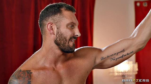 Анжела Уайт учит парня хорошим манерам на поводке и заставляет вылизать ей киску в стрип-клубе.