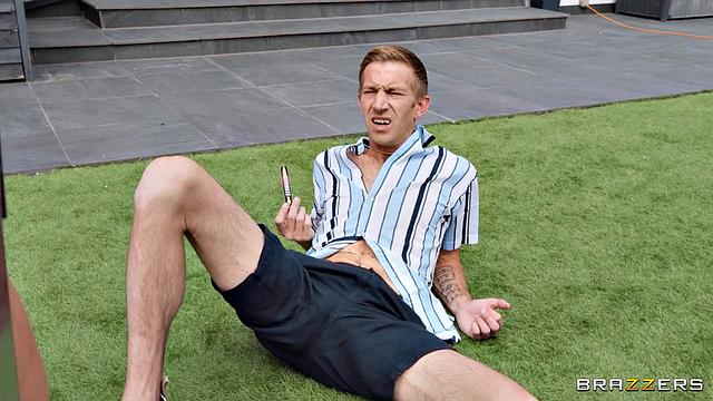 Австралийская блондинка жарит котлеты и получает мясо Дэнни D, но просыпается без ужина - вот это сон!