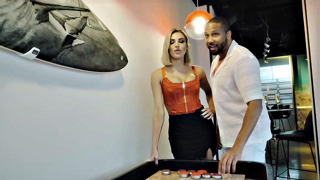 страстная блондинка milf разрывает кровать на куски