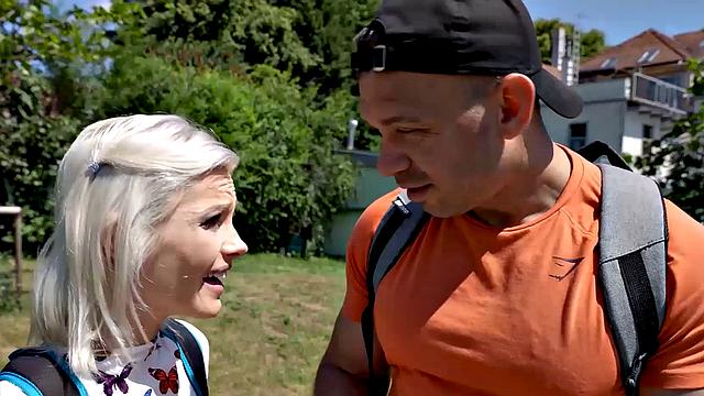 Зази Скимм устраивает жаркую скачку после встречи в Праге