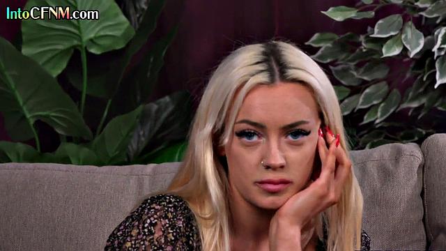 Пока дамы пьют чай, зрелые парни дрочат перед глазами - типичный cfnm по-британски с иронией к жизни.