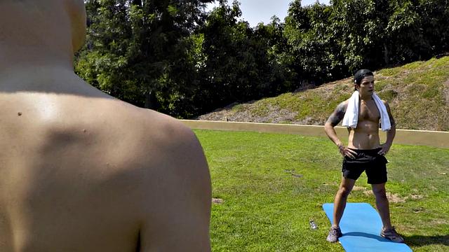 Sturdy top bareback on athletic and inked bottom