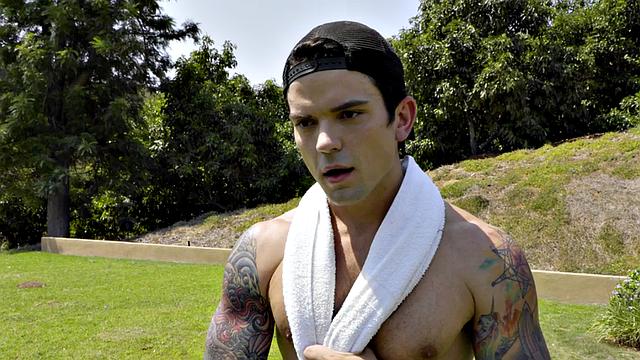 Sturdy top bareback on athletic and inked bottom