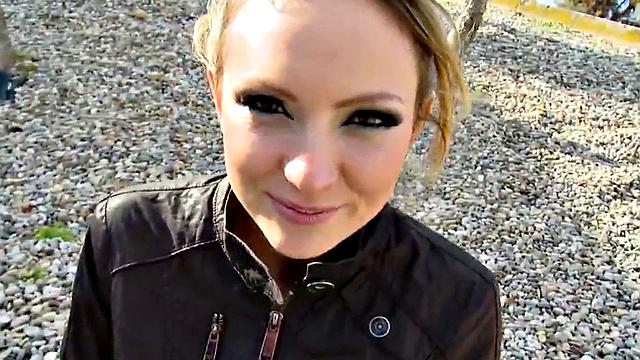 жестко оттрахал на улице - пизда ручьем течет