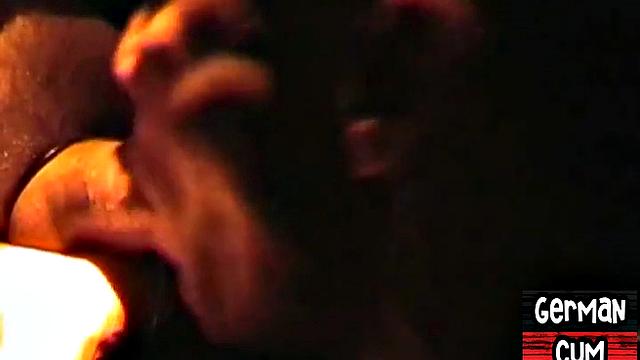 Немецкий любитель сосёт член в глори-холе и получает кончу на лицо