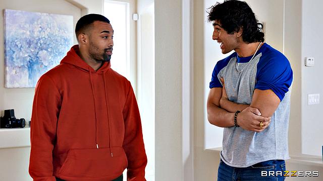 сочная милф в перчатках сосёт и заливает кухню струйкой