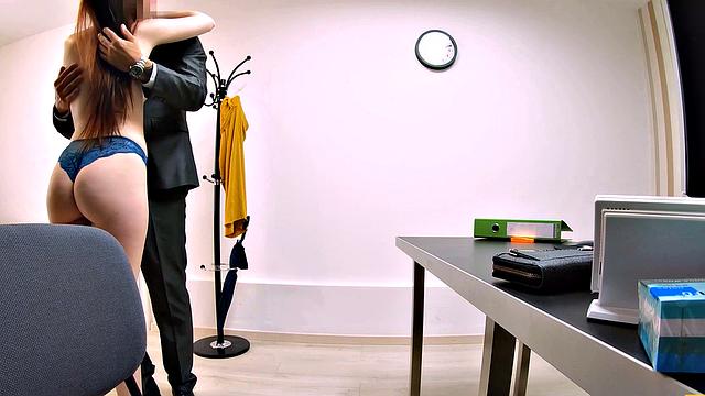 Watch how this hungarian debtor takes advantage of a willing and eager client