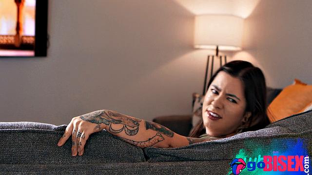 Два парня и латинка с большой жопой трахаются втроём, она сосёт и принимает в киску.