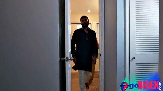 Big ass babe pussyfucked in bisex 3some