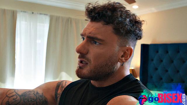 Два парня и латинка с большой жопой трахаются втроём, она сосёт и принимает в киску.