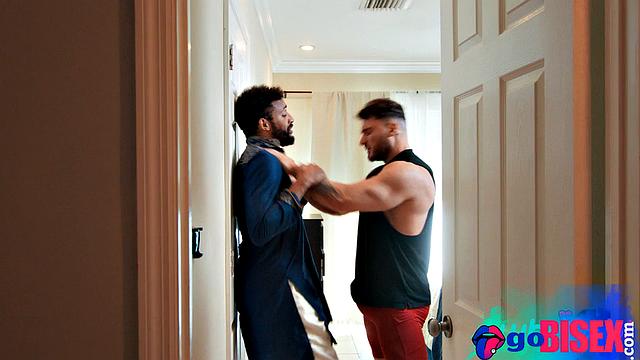 Два парня и латинка с большой жопой трахаются втроём, она сосёт и принимает в киску.