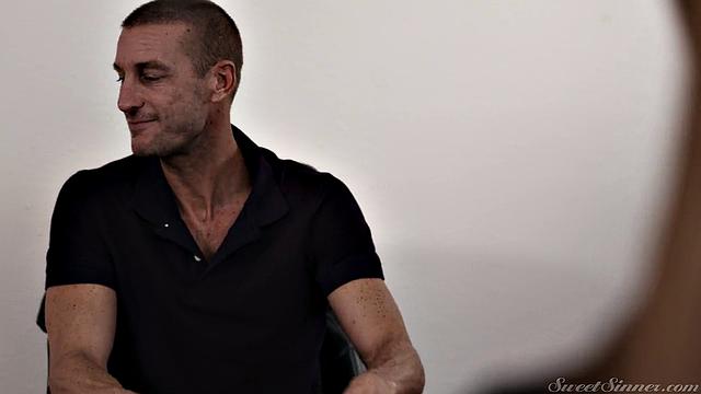 Сексуальная терапевтка Skylar Snow раздвигает ноги для горячего сеанса с Seth Gamble в офисе, большая грудь и страсть на грани взрыва.