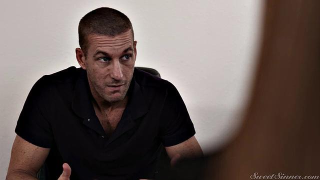 Сексуальная терапевтка Skylar Snow раздвигает ноги для горячего сеанса с Seth Gamble в офисе, большая грудь и страсть на грани взрыва.