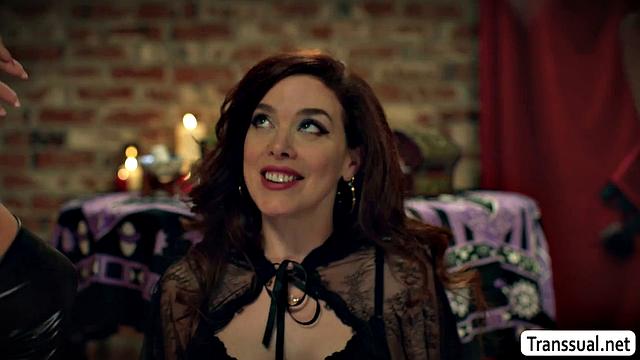 Две трансы жарко трахают зрелую гадалку и лижут ей киску в группе с Nicole Vaunt, Avery Lust и Kasey Kei.