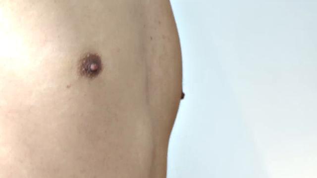 Седрик дрочит свой толстый член и мощно кончает на камеру