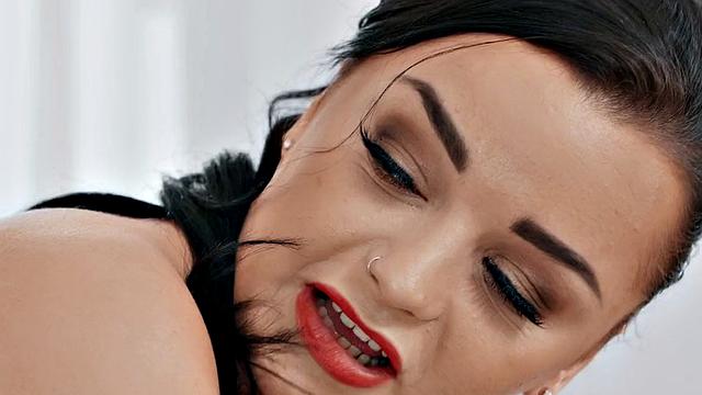 Squirting massage babe anally fucked while riding masseur