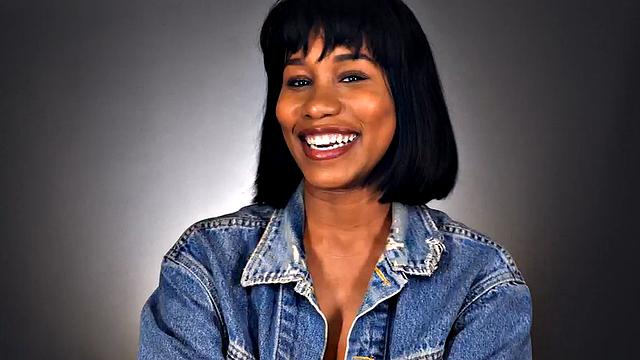 Stunning ebony babe jerking