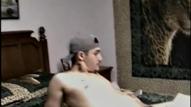 Тони сосёт член парню и кончает на лицо, гей-аматорка.