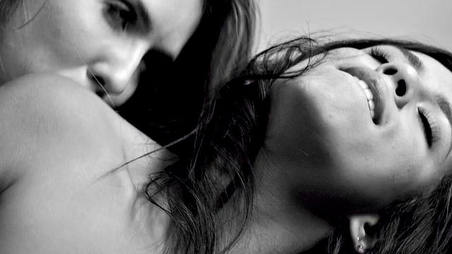 мелкая психотерапия: две волосатые милфы лечат друг друга языком