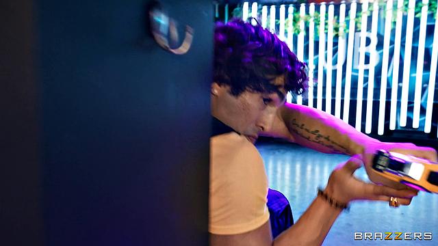 Мачеха-геймерша пришла трахаться, а не мемы кидать в чате