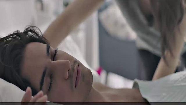 Ив Хьюсон раздевается и соблазняет взглядом