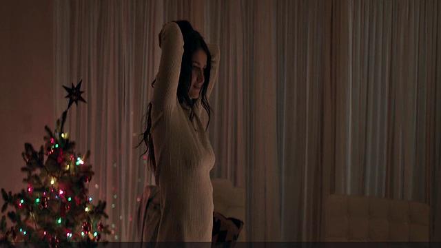 Ив Хьюсон раздевается и соблазняет взглядом