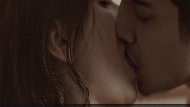 Ив Хьюсон раздевается и соблазняет взглядом