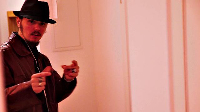 блондинка и брюнетка трахаются с дилдо и делают глубокий минет