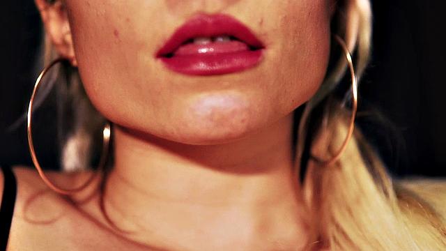 блондинка и брюнетка трахаются с дилдо и делают глубокий минет