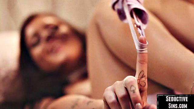 Татуированная зрелая трахается раком и получает пальцами до оргазма.