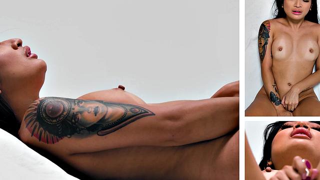 Stunning solo babe jerking off her pussy