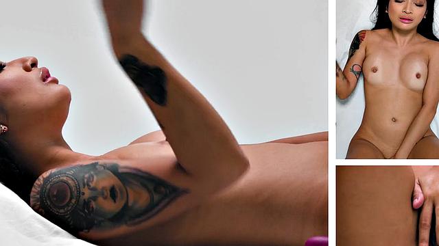 Stunning solo babe jerking off her pussy