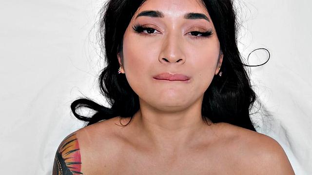 Stunning solo babe jerking off her pussy