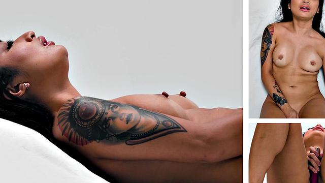 Stunning solo babe jerking off her pussy