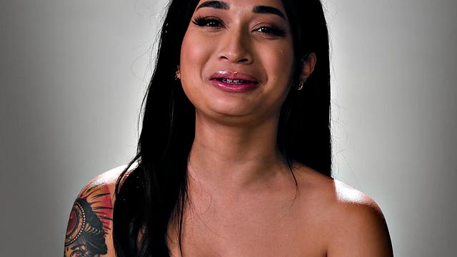 Stunning solo babe jerking off her pussy