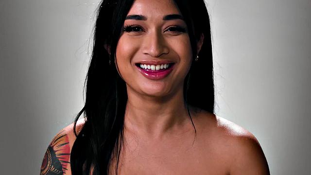 Stunning solo babe jerking off her pussy