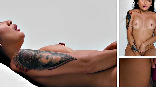 Stunning solo babe jerking off her pussy