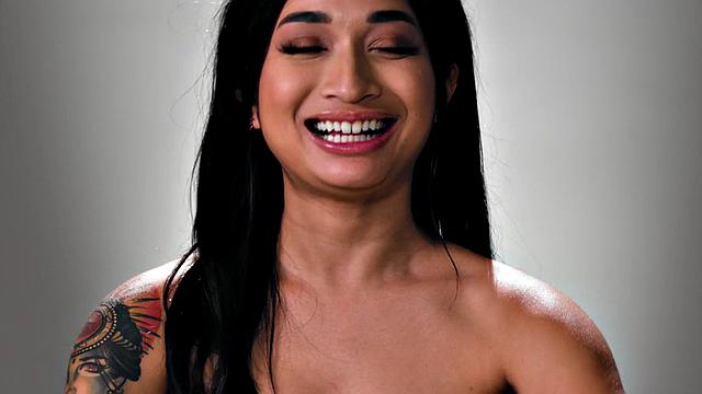 Stunning solo babe jerking off her pussy