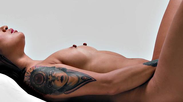 Stunning solo babe jerking off her pussy