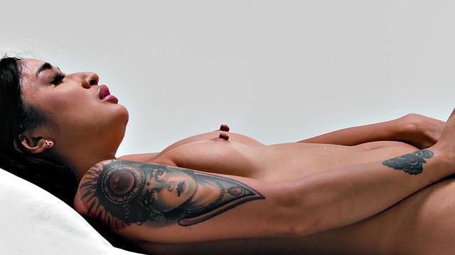 Stunning solo babe jerking off her pussy