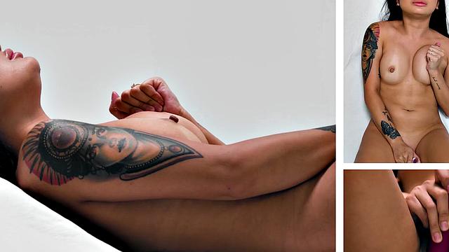 Stunning solo babe jerking off her pussy