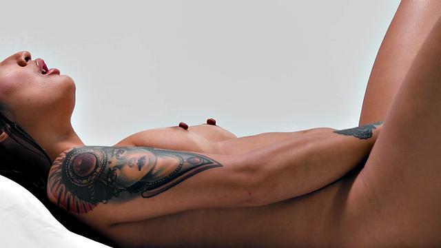 Stunning solo babe jerking off her pussy