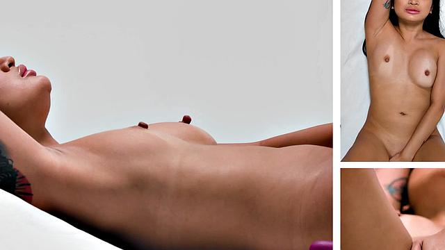 молодая с формами дрочит гладкую киску одна