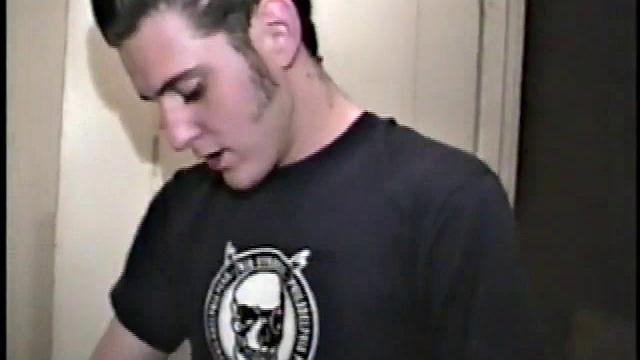 Мужики жарко дрочат в прачечной и мощно кончают