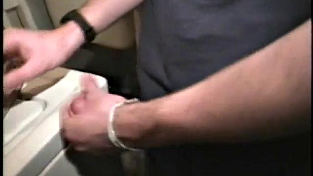 Мужики жарко дрочат в прачечной и мощно кончают